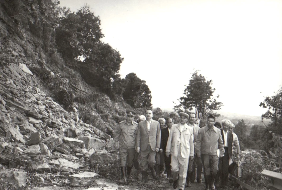 Nicolae Ceaușescu inspectează zone afectate de ploile abundente din județul Dâmbovița, la 24 iunie 1979 (© „Fototeca online a comunismului românesc”, cota: 99/1979).