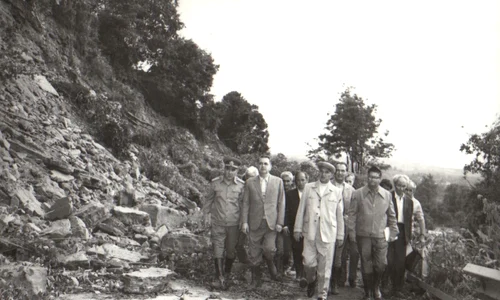 Nicolae Ceaușescu inspectează zone afectate de ploile abundente din județul Dâmbovița, la 24 iunie 1979 (© „Fototeca online a comunismului românesc”, cota: 99/1979).