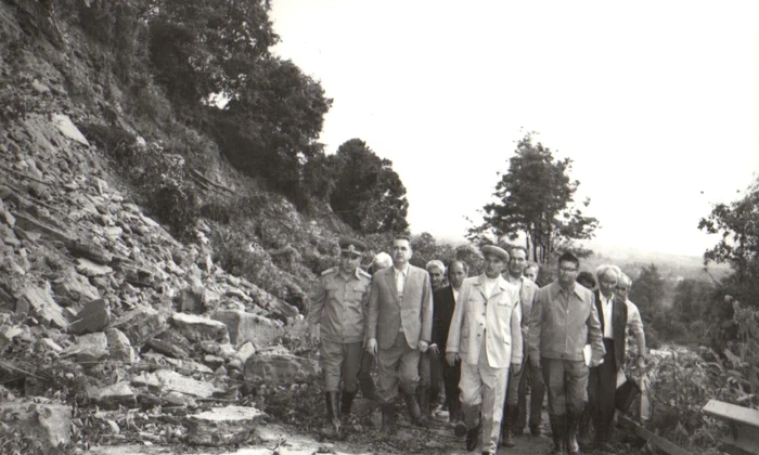Nicolae Ceaușescu inspectează zone afectate de ploile abundente din județul Dâmbovița, la 24 iunie 1979 (© „Fototeca online a comunismului românesc”, cota: 99/1979).