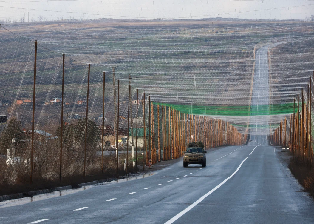 Drumuri protejate de plase antidronă la Harkov FOTO EPA-EFE