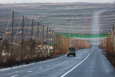 Drumuri protejate de plase antidronă la Harkov FOTO EPA EFE jpg