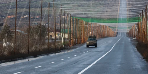 Drumuri protejate de plase antidronă la Harkov FOTO EPA EFE jpg