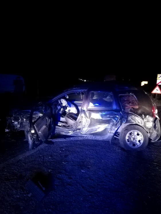 Accident grav pe Valea Oltului la Boiţa - Sibiu pe DN 7 în care au fost implicate o cisternă un camion şi un autoturism Foto SAJ Sibiu