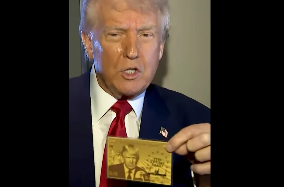 Cardul are imprimat chipul lui Trump. FOTO captură video Facebook Washington Post