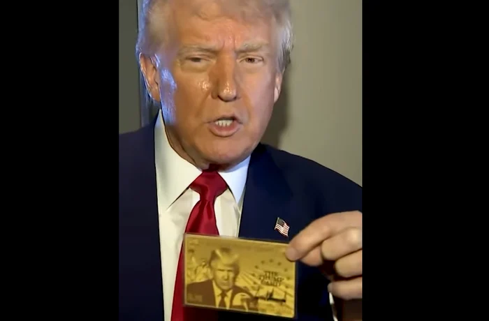 Cardul are imprimat chipul lui Trump. FOTO captură video Facebook  Washington Post  