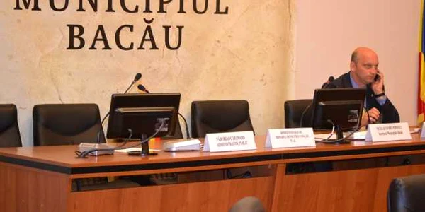 Vasile Tescaru ţine locul lui Romeo Stavarache. Consilierii locali Radu Ababei şi Iulian Stoican au devenit viceprimari FOTO Mircea Merticariu