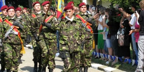 Bacău: Paraşutiştii Batalionului "Smaranda Brăescu" pleacă în Kosovo (GALERIE FOTO)