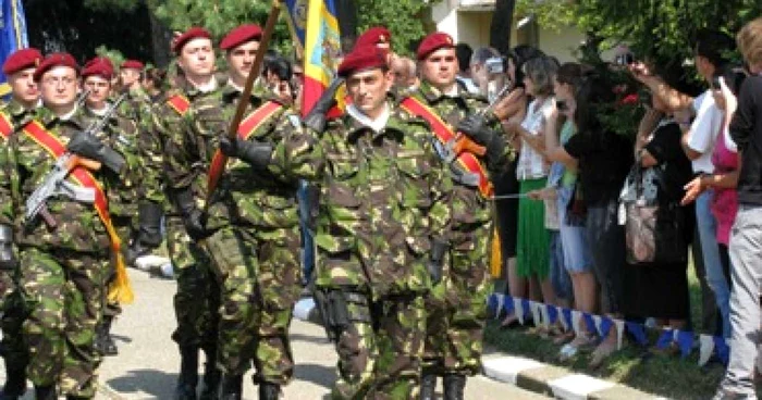 Bacău: Paraşutiştii Batalionului "Smaranda Brăescu" pleacă în Kosovo (GALERIE FOTO)