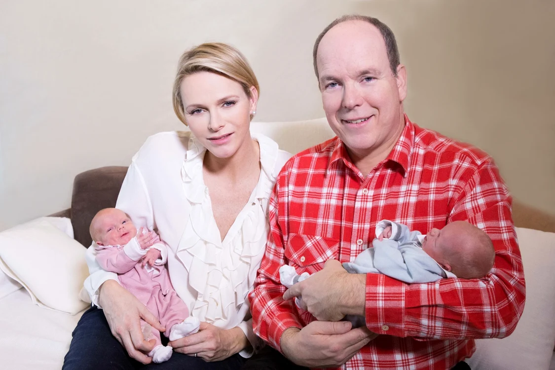 
    Charlene şi Albert de Monaco zâmbesc discret cu Gabriella şi Jacques în braţeFoto: Hepta  