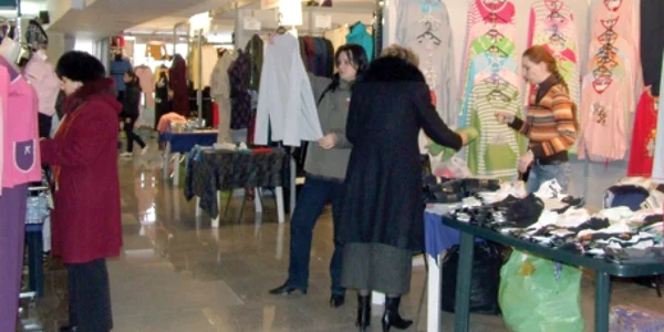 Clientele târgului de primăvară aruncă un ochi critic pe marfa adusă de producători