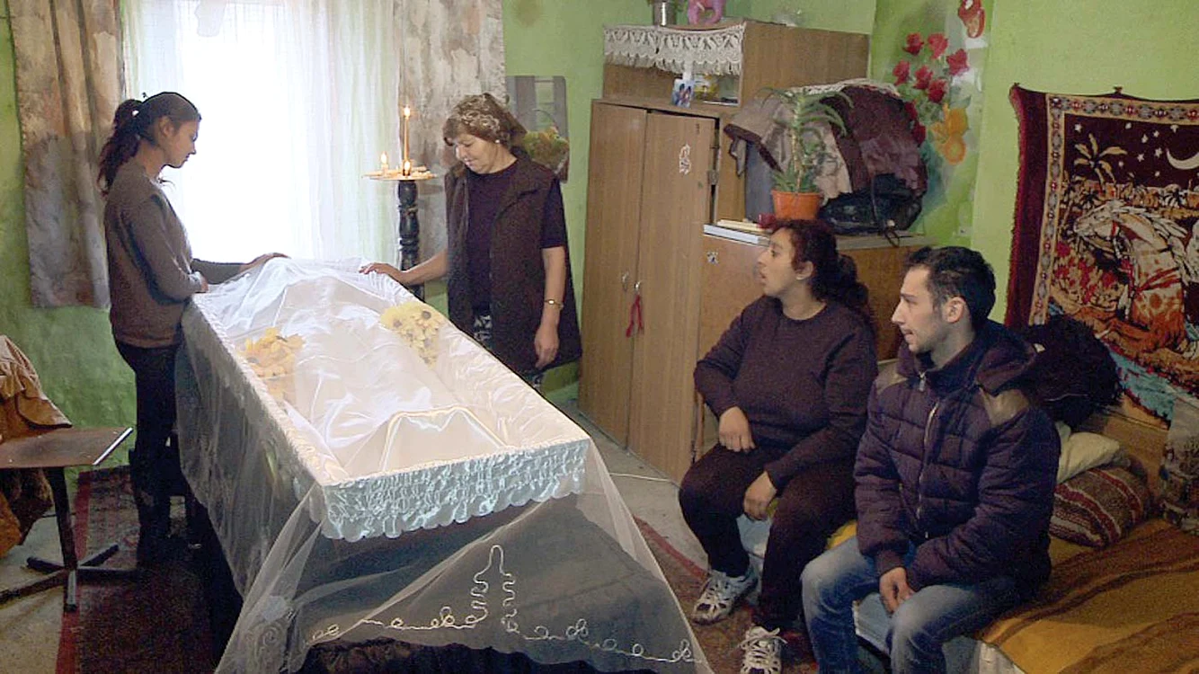 Sora şi mătuşa Mariei nu s-au dezlipit de sicriul tinerei