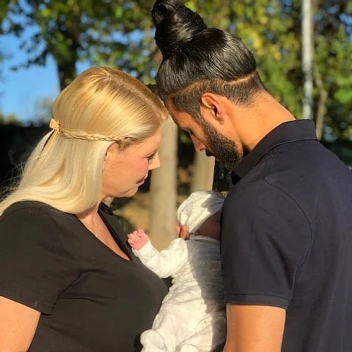 Adina și Glance, alături de comoara lor, Zaynabfoto: Facebook