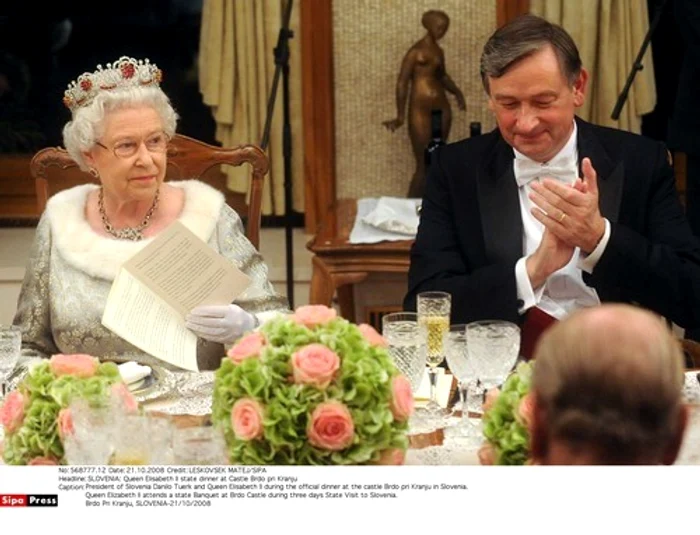 Regina savurează orice preparat cu ciocolată,iar apropiaţii spun că nu rezistă niciunui desert care conţine acest ingredient.