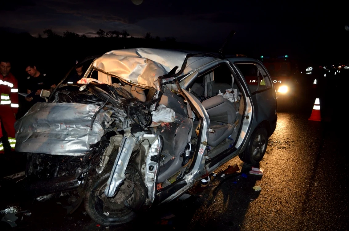 
    A fost nevoie de un echipaj de la Descarcerare pentru a scoate victimele din fiarele contorsionate ale maşinii (foto: resita.ro)  