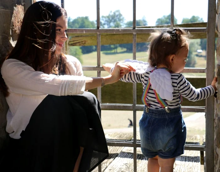 Prezentatoarea şi-a dus fetiţa în vizită la bunici în Bucovina