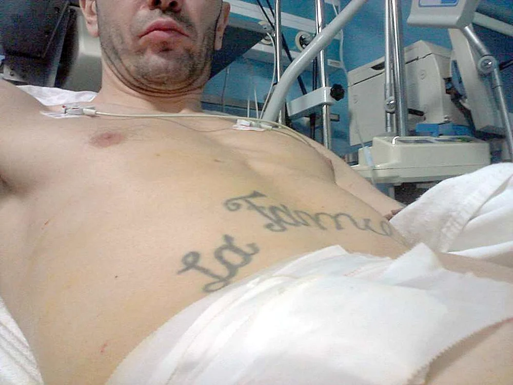 
    Solistul  a avut trei ani  dureri cumplite,  deși a bătut  adesea la ușa  medicilor  
