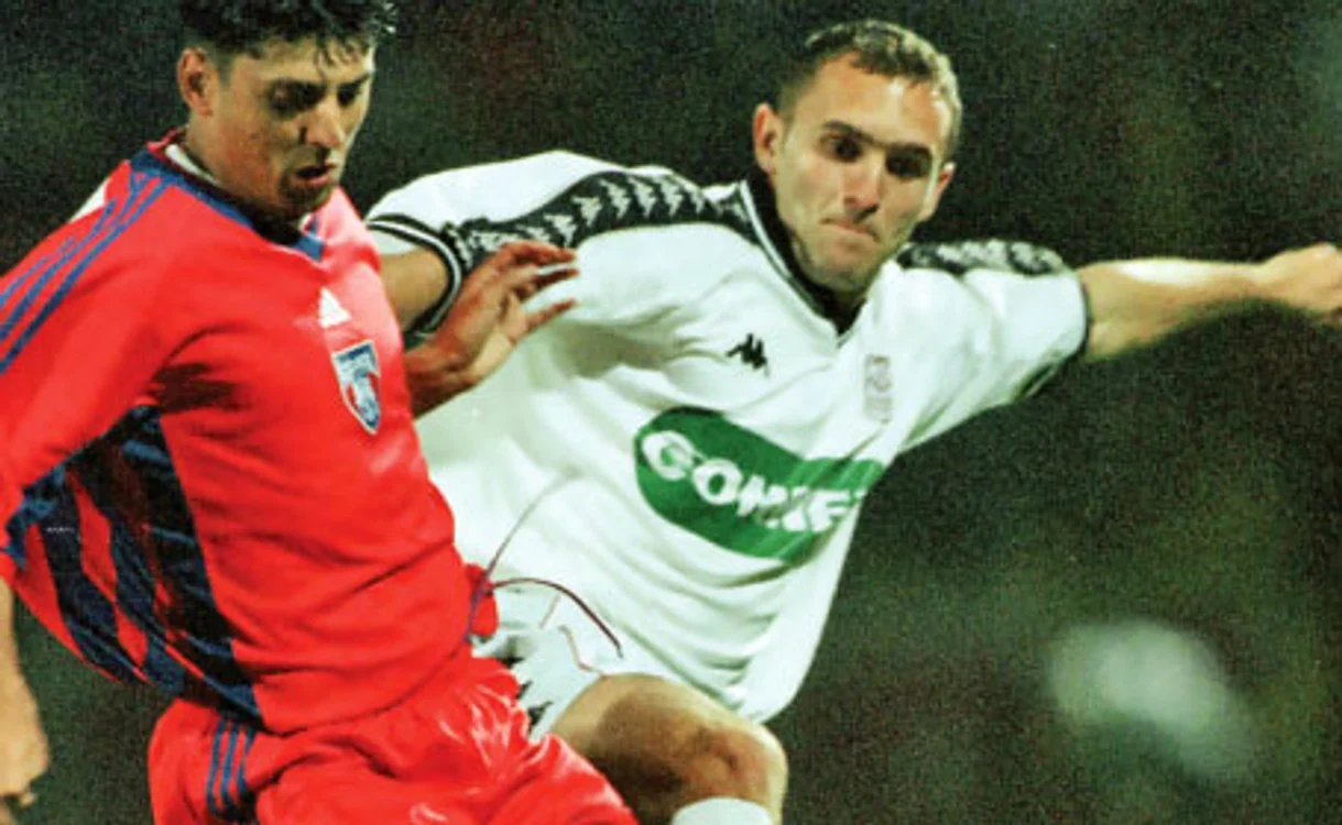 Dănciulescu (în roşu,  pe vremea când evolua la Steaua) şi Bolohan, doi dintre artizanii finalei din 1999  