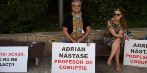 Un grup de oameni au protestat împotriva lui Adrian Năstase la Craiova