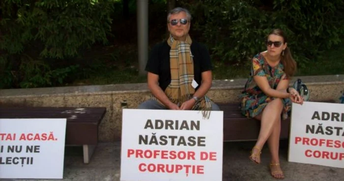 Un grup de oameni au protestat împotriva lui Adrian Năstase la Craiova