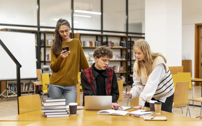 Absolvirea unei facultăți crește semnificativ șansele pe piața muncii. Foto: Freepik.com
