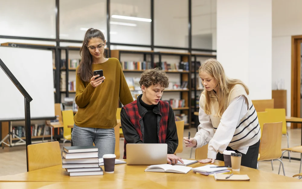 Nouă din zece absolvenți de facultate își găsesc loc de muncă, dar mulți se plâng de salarii: „Nu e nevoie să avem toți diplome”