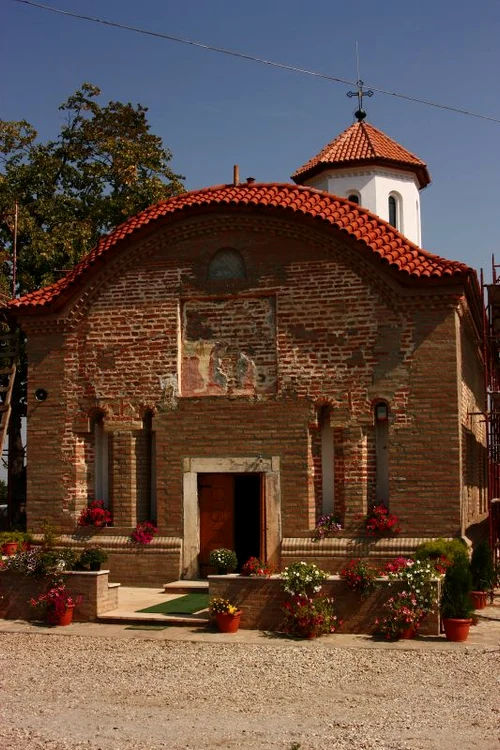 Mănăstirea Strâmbu-Găiseni, înfiinţată de Drăghici Florescu la începutul secolului al XVI-lea, a fost refăcută în anul 2010