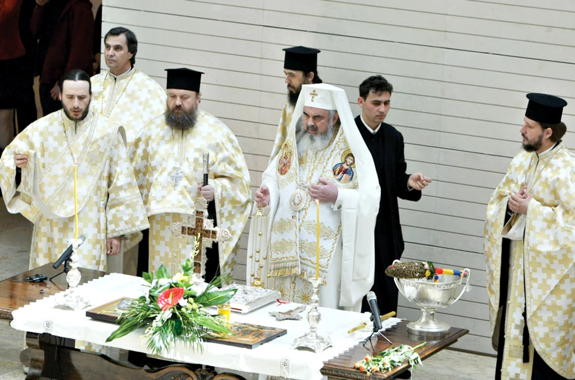 Patriarhul Daniel a sfinţit,  ieri, cea mai modernă  bibliotecă din ţară