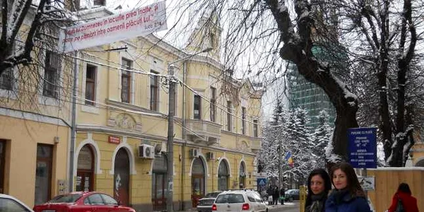 Crina Hondrea (stânga) şi Sorina Nichiţelea (dreapta) apreciază prezenţa bannerelor religioase în centrul Bistriţei