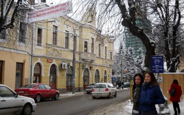 Crina Hondrea (stânga) şi Sorina Nichiţelea (dreapta) apreciază prezenţa bannerelor religioase în centrul Bistriţei