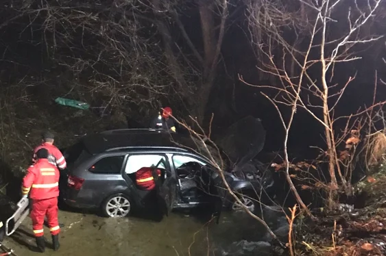 Dincolo de sancțiunile pentru traversarea albiei unui râu, șoferii riscă și accidente. FOTO IGSU