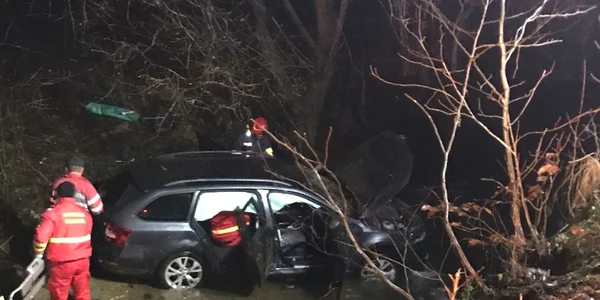 Maşină căzută în râu de la patru metri înălţime pe DJ106E în Sibiu Foto Adevărul