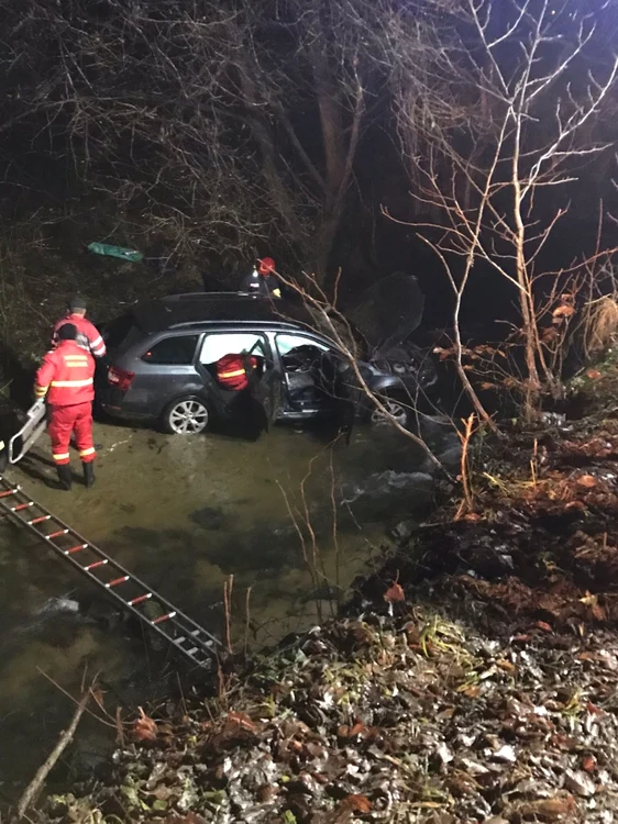 Maşină căzută în râu de la patru metri înălţime pe DJ106E în Sibiu Foto Adevărul
