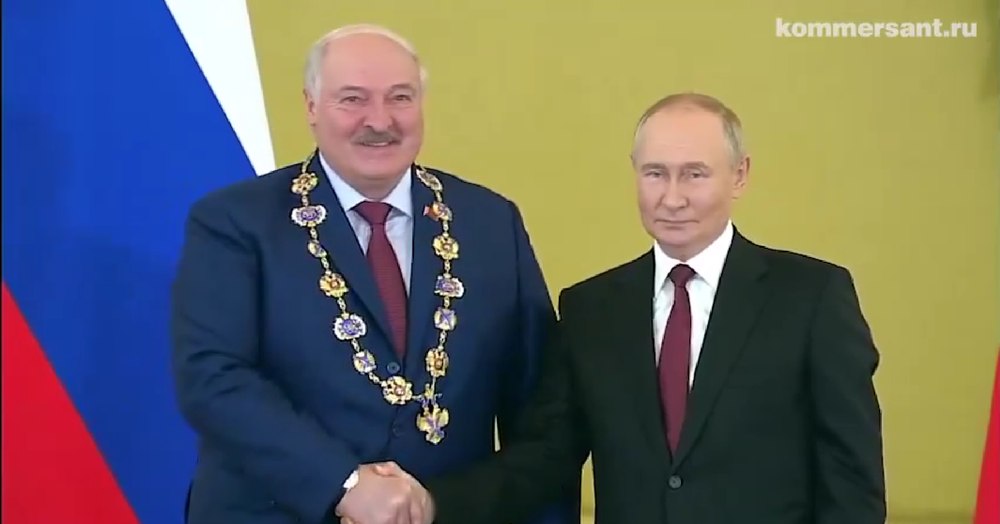 Ceremonie în stil sovietic la Kremlin. Gesturi ”tandre” între Putin și Lukașenko, ironizate pe internet