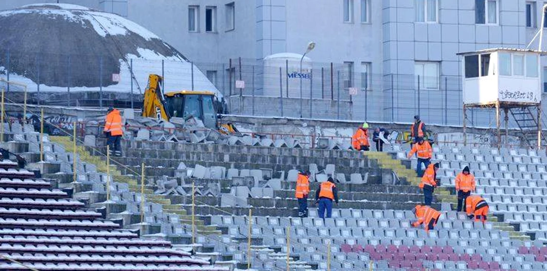 Procesul de demolare a scaunelor   FOTO Facebook Dinamo Fotbal Club '48