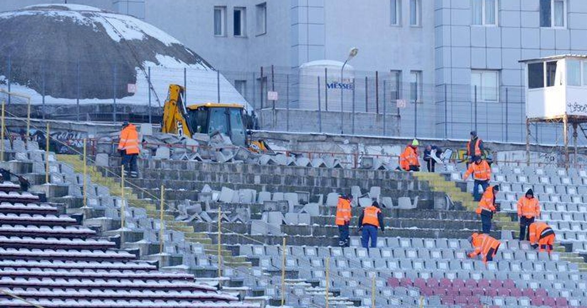 Stadionul Dinamo, pus la pământ. Demolarea a început