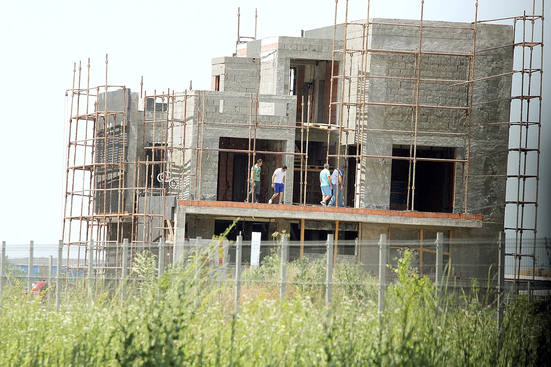 
    Mai 2015 - Timp de o jumătate de an, vila din Băneasa a lui Liviu Vârciu a stat abandonată, în câmpFoto: CAPS  