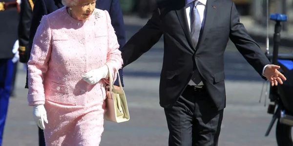 Francois Hollande regina Elisabeta a II-a FOTO Reuters