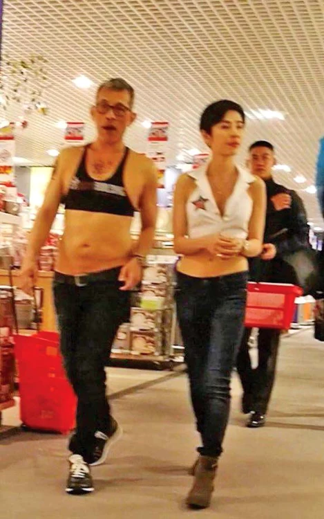 2014. Maha Vajiralongkorn este surprins în compania viitoarei soţii în Germania, într-un mall