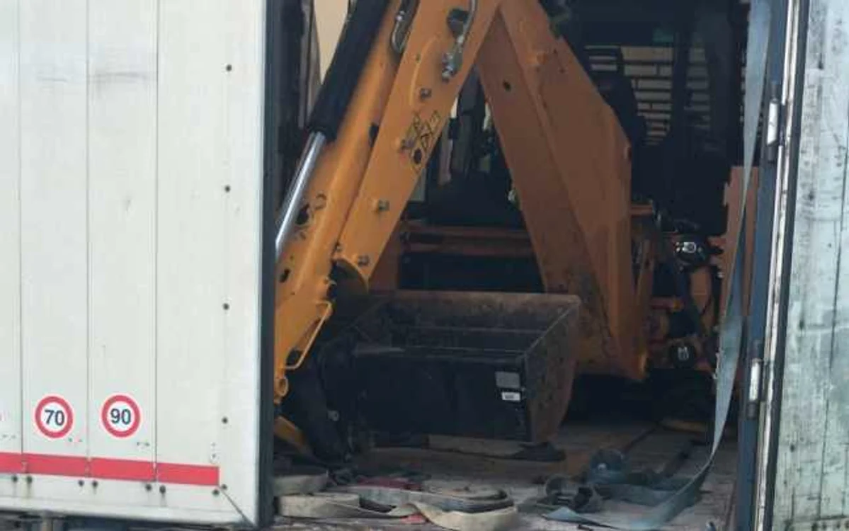 Buldoexcavatorul a fost găsit în cabina unui tir