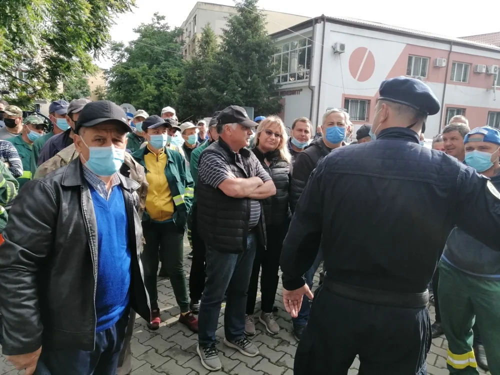 Până acum, susţin protestatarii, ar fi fost evacuate 15 persoane, urmând să mai fie evacuate încă 6 persoane din a doua casă.