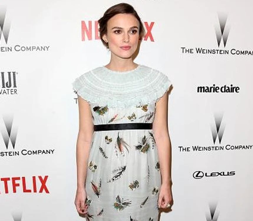 
    Keira Knightley a făcut o alegere vestimentară total neinspirată la Gala Globurilor de Aur.foto: Getty Images  