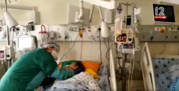 O fiică își vizitează mama grav bolnavă