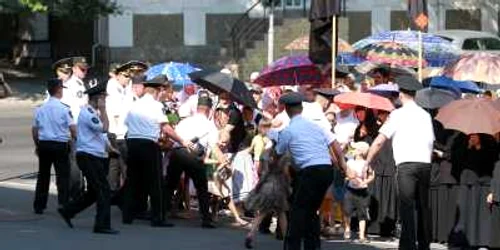 Când copiii au rupt cordonul, mamele strigau la poliţişti să nu pună mâna pe ei 