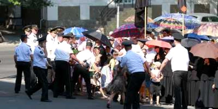 Când copiii au rupt cordonul, mamele strigau la poliţişti să nu pună mâna pe ei