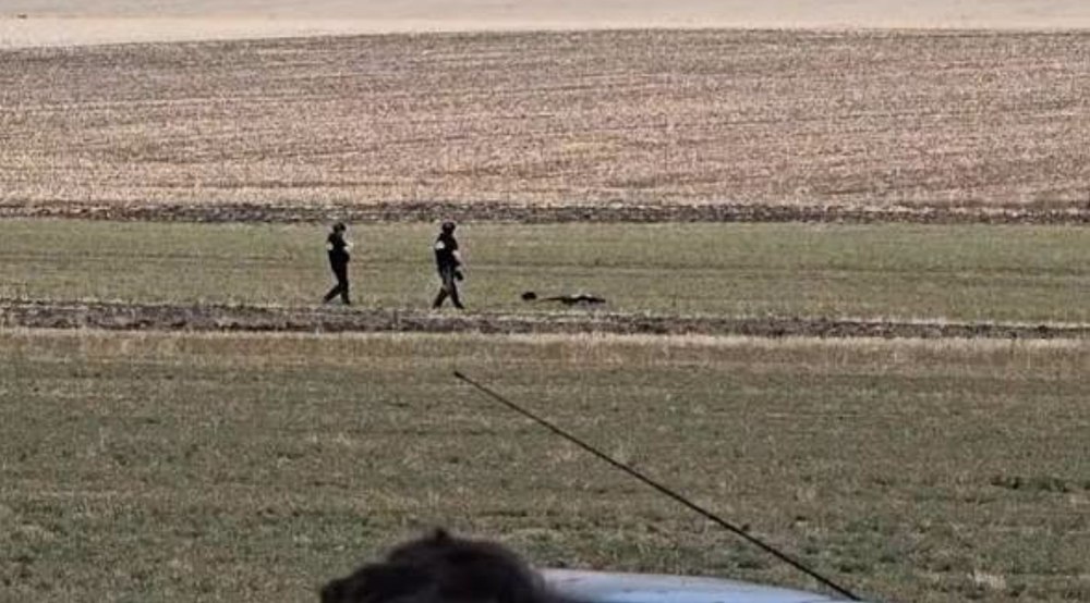 Resturi dintr-o posibilă dronă militară, descoperite pe un câmp din Buzău. Autoritățile fac cercetări
