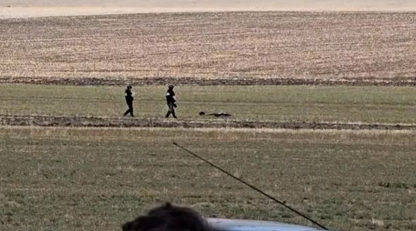 Resturi dintr-o posibilă dronă militară au fost descoperite pe un câmp din Buzău.