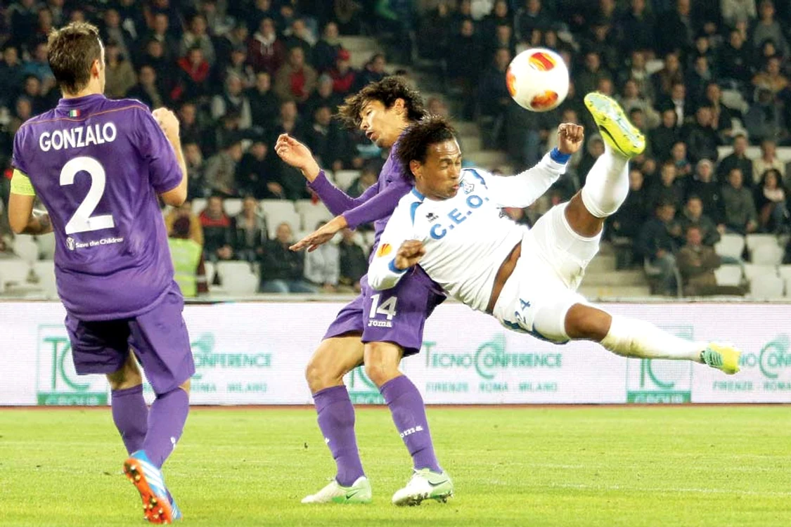 Eric de Oliveira, în meciul Pandurii - Fiorentina (Foto: Mediafax)