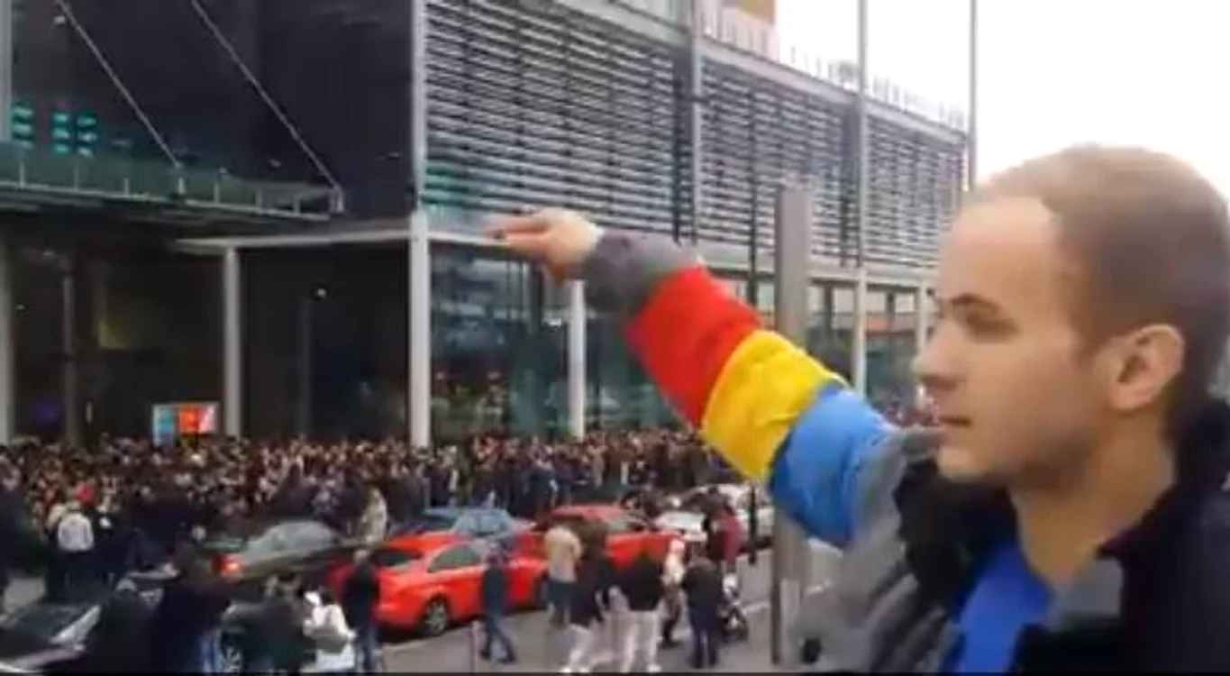 
    Românii din Londra așteaptă la cozi kilometrice ca să ajungă la urne. La fel se întâmplă și alte orașe euripene   