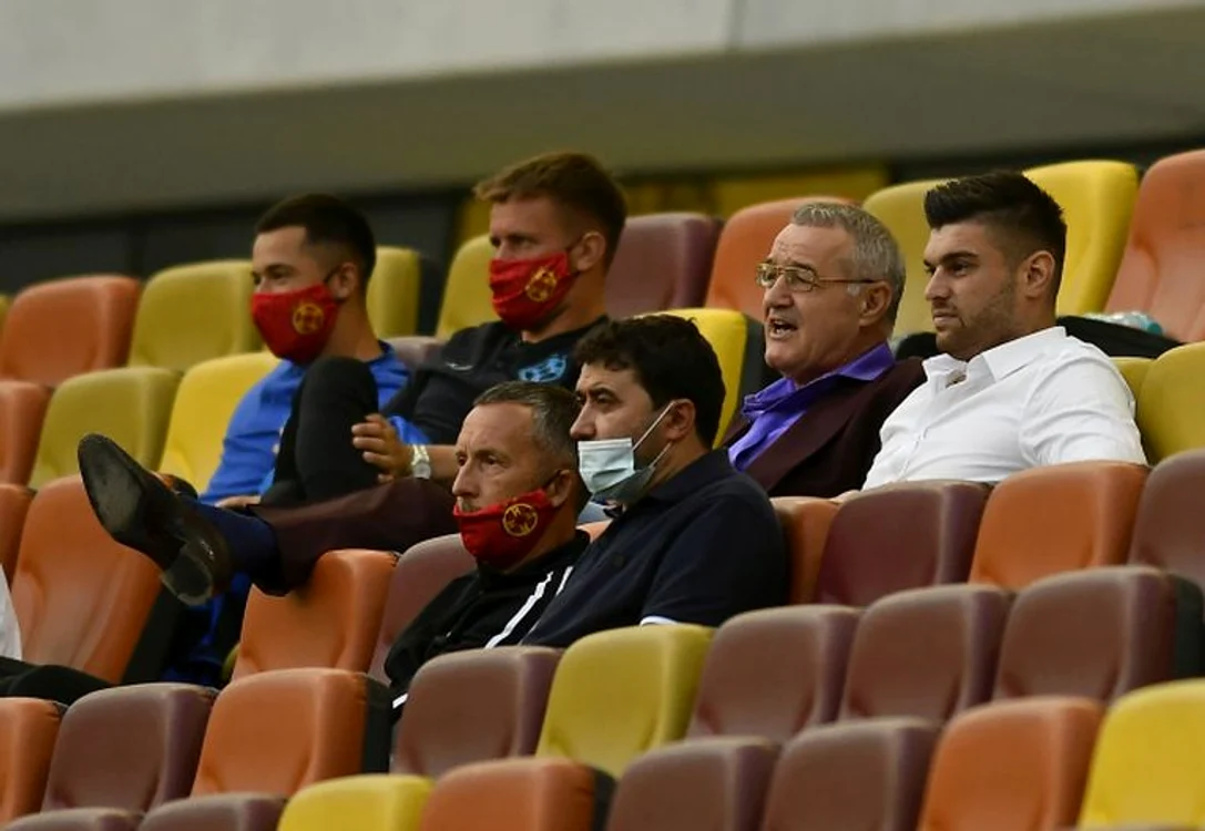 
    Gigi Becali și ginerele său nu au purtat mască. Patronul FCSB și-a pus și piciorul pe scaunul din fațăFOTO: Sportpictures.eu  