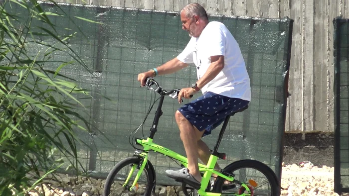 Ilie Năstase face aerosoli pe bicicletă, pe faleza din Mamaia